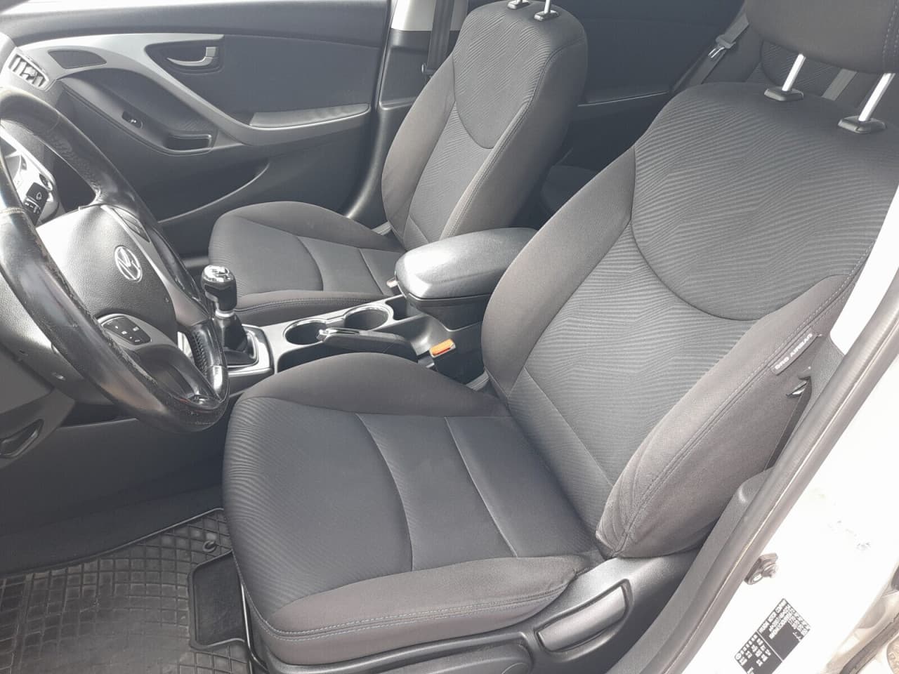 Hyundai Elantra - zdjęcie 13